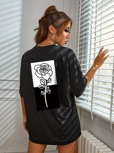 Women's black oversized cotton T-shirt with monochromatic rose print and dropped shoulders