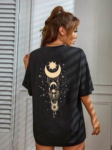 T-shirt nera comoda con stampa grafica celeste dorata di sole e luna sul retro da donna