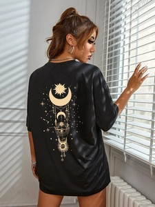 T-shirt nera larga da donna con stampa celeste di sole e luna sulla schiena