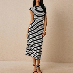 Robe Midi en Tricot à Rayures pour Femmes Élégante Sans Manches Col Rond Coupe Ajustée Robe Crayon Bodycon pour Soirée Décontractée d'Été