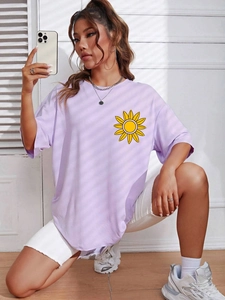 T-shirt donna color lavanda con stampa girasole e design a spalla bassa in stile casual