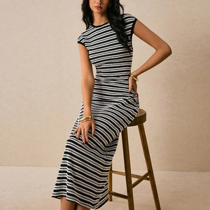 Robe midi en maille rayée noire et blanche sans manches avec une coupe ajustée chic