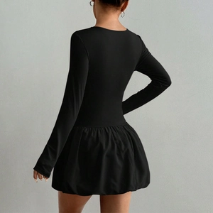 Robe courte noire ajustée à manches longues avec jupe bouffante et col rond élégant