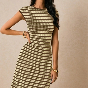 Robe midi en maille rayée sans manches à rayures marron et beige ajustée