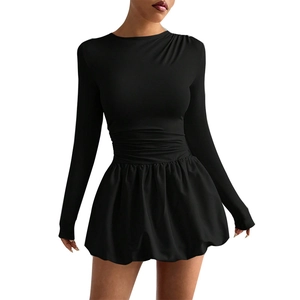 Robe noire élégante à manches longues avec taille plissée et jupe évasée bouffante