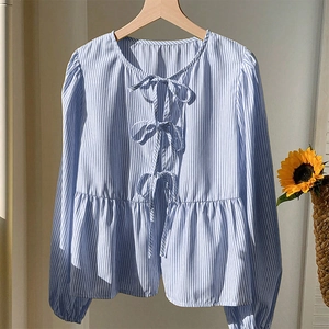 Chemise rayée bleue à manches longues pour femmes avec nœuds et ourlet à basque