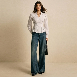 Elegante camicia a righe a maniche lunghe con vita definita e jeans a gamba larga