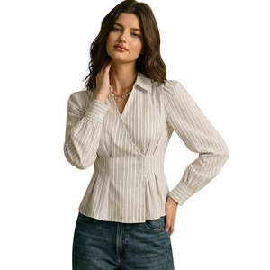 Camicia a righe a maniche lunghe con vita aderente e scollatura a V dal design elegante
