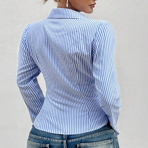 Chemise rayée bleue et blanche pour femme, coupe ajustée, manches longues, vue de l'arrière