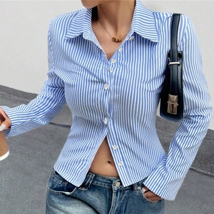 Chemise élégante ajustée à manches longues et rayures verticales bleues et blanches