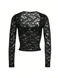 Vue détaillée du motif floral en dentelle et de la texture transparente du haut noir