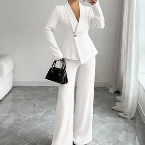 Tailleur blanc pour femme avec blazer asymétrique à bouton doré et pantalon large fluide