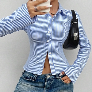 Chemise ajustée à rayures verticales bleues et blanches avec manches longues et col classique