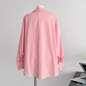 Chemise rose élégante à manches longues avec col rabattu et style professionnel de bureau