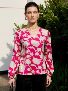 Detail of V-neck long sleeve floral shirt with elastic cuffs and rose red abstract pattern