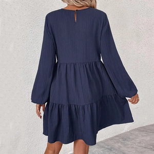 Robe midi bleu marine à volants avec manches lanternes longues et fermeture boutonnée au dos