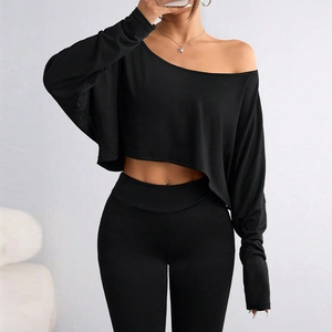 Completo due pezzi da donna con top corto a maniche lunghe scollato e leggings a vita alta