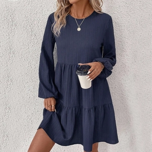 Robe bleu marine à manches longues en maille côtelée avec jupe à plusieurs niveaux
