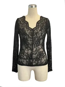 Dettaglio di top in pizzo nero con scollo a V e raffinati bordi in pizzo smerlato