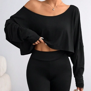 Set donna con crop top nero a spalle scoperte e pantaloni yoga coordinati a vita alta