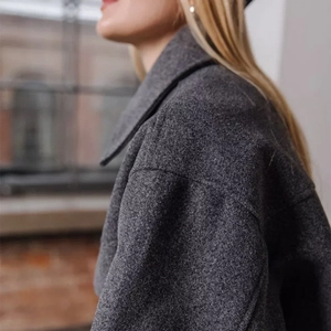 Cappotto donna in misto lana grigio scuro con ampi rever e texture spessa per l'autunno