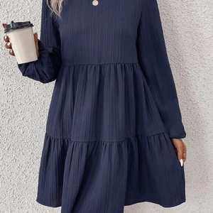 Robe mi-longue plissée à manches longues bleu foncé avec volants superposés