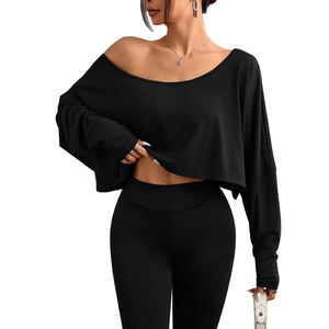 Top corto nero da donna, maniche lunghe, spalle scoperte, stile casual rilassato