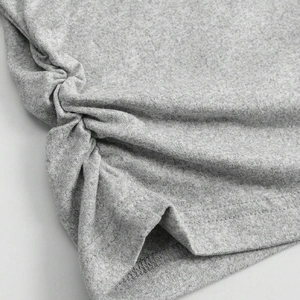 T-shirt da donna grigia a maniche lunghe con dettagli arricciati laterali e orlo cucito