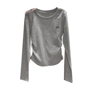 T-shirt grigia a maniche lunghe slim fit con girocollo e ricamo di un fiocco