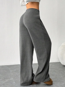 Dettaglio dei pantaloni larghi in maglia a costine grigio scuro con vita elastica