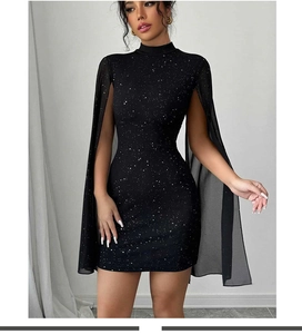 Détail d'une robe moulante noire élégante avec manches cape et tissu scintillant