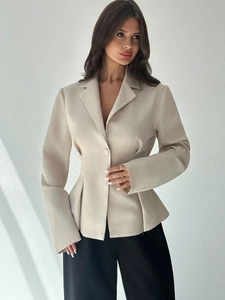 Dettaglio di un blazer beige slim fit con chiusura a bottone singolo e vita sfiancata