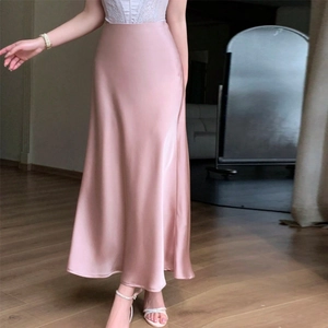 Jupe midi élégante en satin rose pâle avec une texture soyeuse et un beau drapé