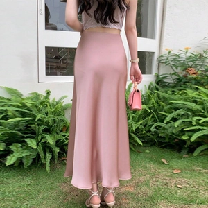 Jupe sirène élégante en satin mauve avec taille haute et finition satinée brillante