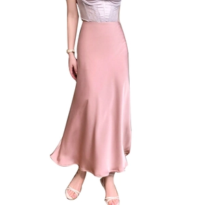Jupe longue élégante en satin rose à taille haute avec silhouette trapèze et fini soyeux