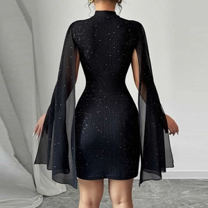 Robe moulante noire élégante à paillettes avec manches longues fendues en mousseline