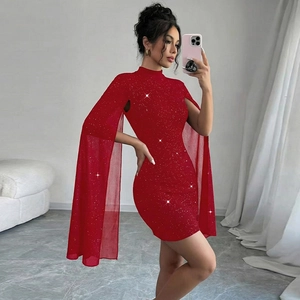 Robe moulante élégante à paillettes rouges avec col haut et manches cape fendues