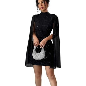Robe mi-longue moulante noire élégante avec paillettes et design à manches cape