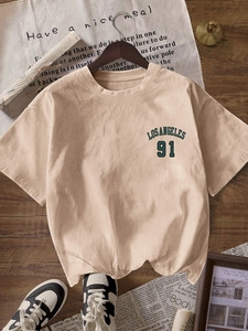Detail des beigen Los Angeles 91 Aufdrucks auf einem minimalistischen Vintage-T-Shirt
