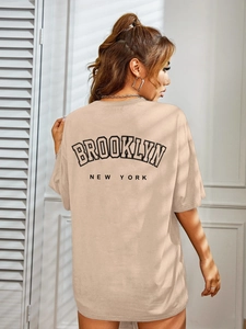 Detail van de Brooklyn New York print op de achterkant van het casual dames t-shirt