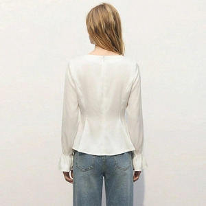 Elegante top bianco a baschina con maniche a volant e cerniera posteriore