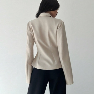 Vista posteriore di un blazer slim fit da donna color crema con classico revers