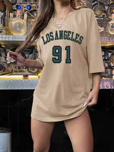 Détail de l'imprimé Los Angeles 91 sur un t-shirt oversize kaki à manches courtes