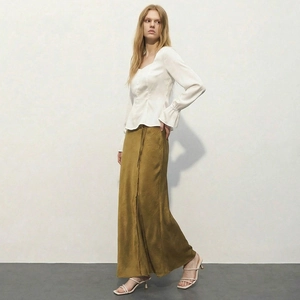 Elegante camicetta bianca con scollo squadrato e maniche a lanterna con gonna lunga oliva