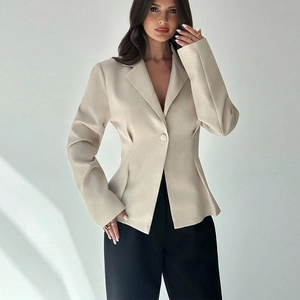 Elegante blazer beige slim-fit da donna con spalline strutturate e chiusura a un bottone