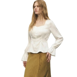 Elegante camicia in raso bianco con scollo a cuore e maniche a lanterna per donne chic