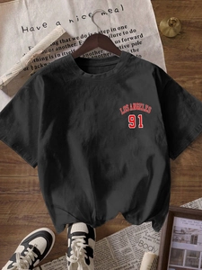 Nahaufnahme des Los Angeles 91 Aufdrucks auf einem schwarzen Baumwoll-T-Shirt mit Rundhals