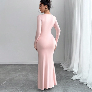 Robe longue en maille rose pâle à manches longues avec une silhouette moulante élégante