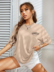 Detail van de Brooklyn-print op een beige ruimvallend T-shirt met ronde halslijn