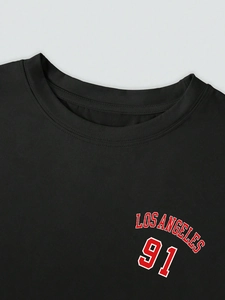 Detailansicht des Los Angeles 91 Aufdrucks auf einem schwarzen Baumwoll-T-Shirt mit Rundhals